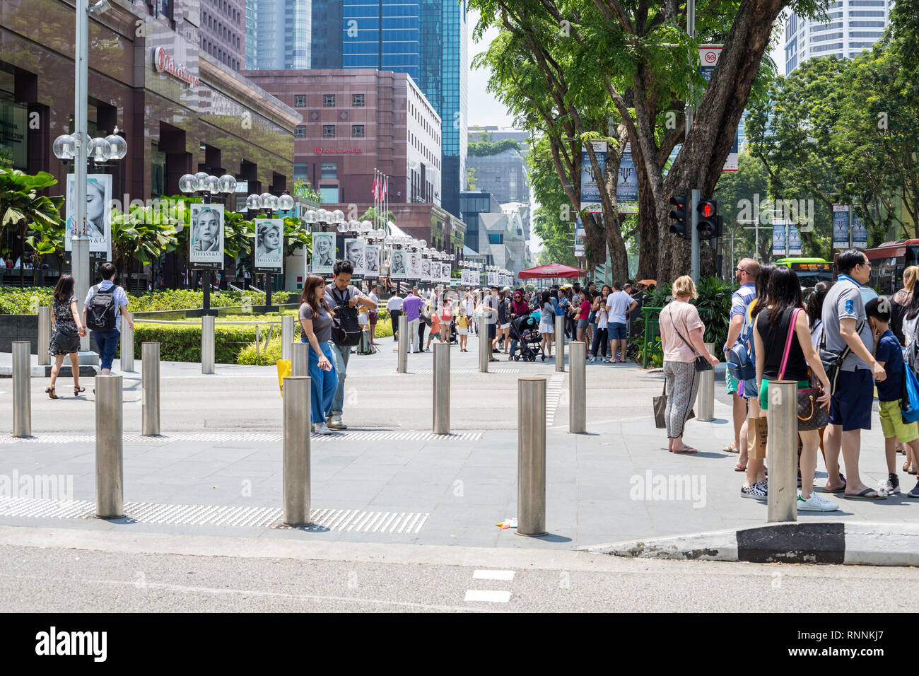Singapour, les piétons dans la rue Orchard Street Scene. Banque D'Images