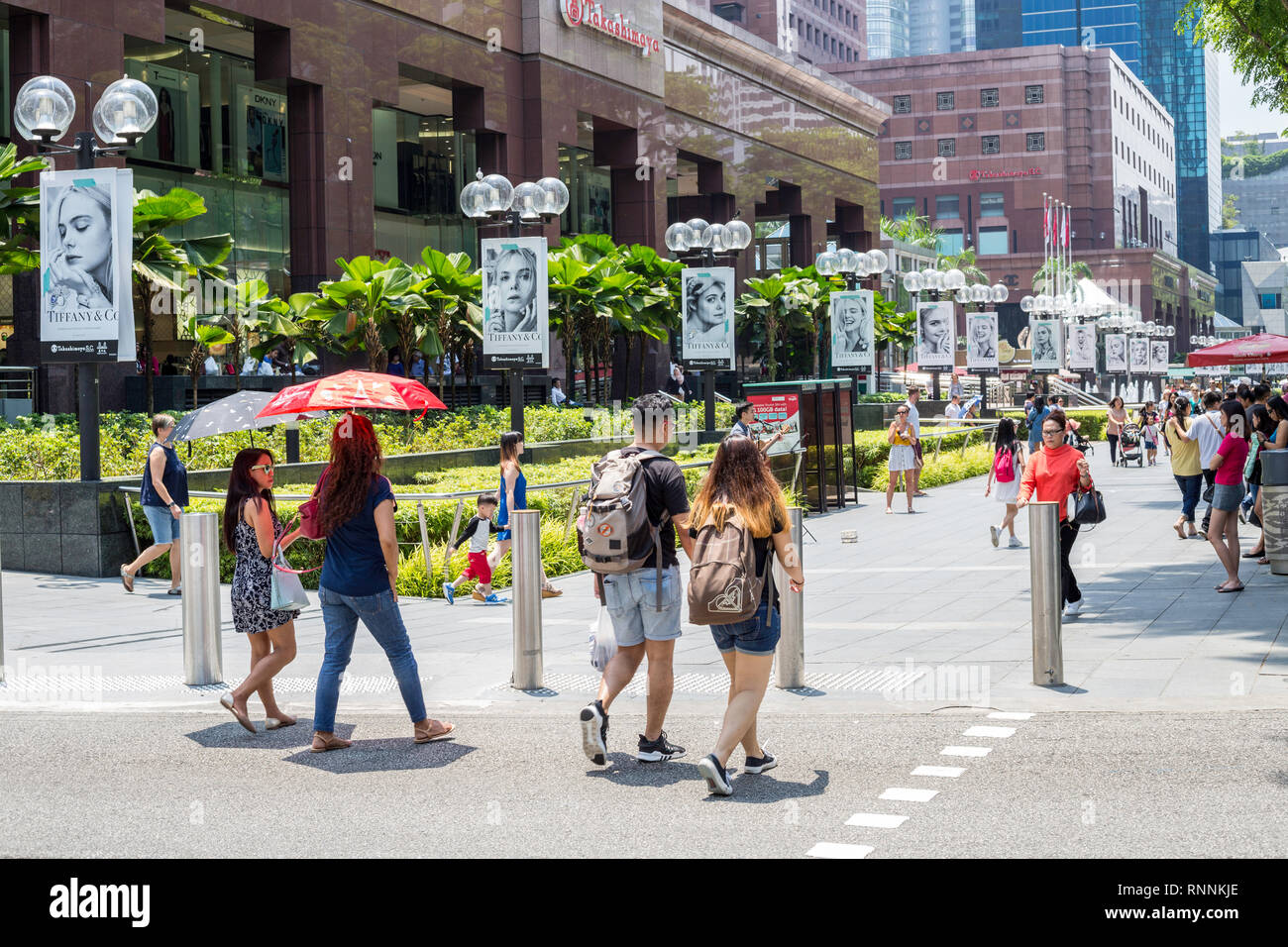Singapour, les piétons dans la rue Orchard Street Scene. Banque D'Images
