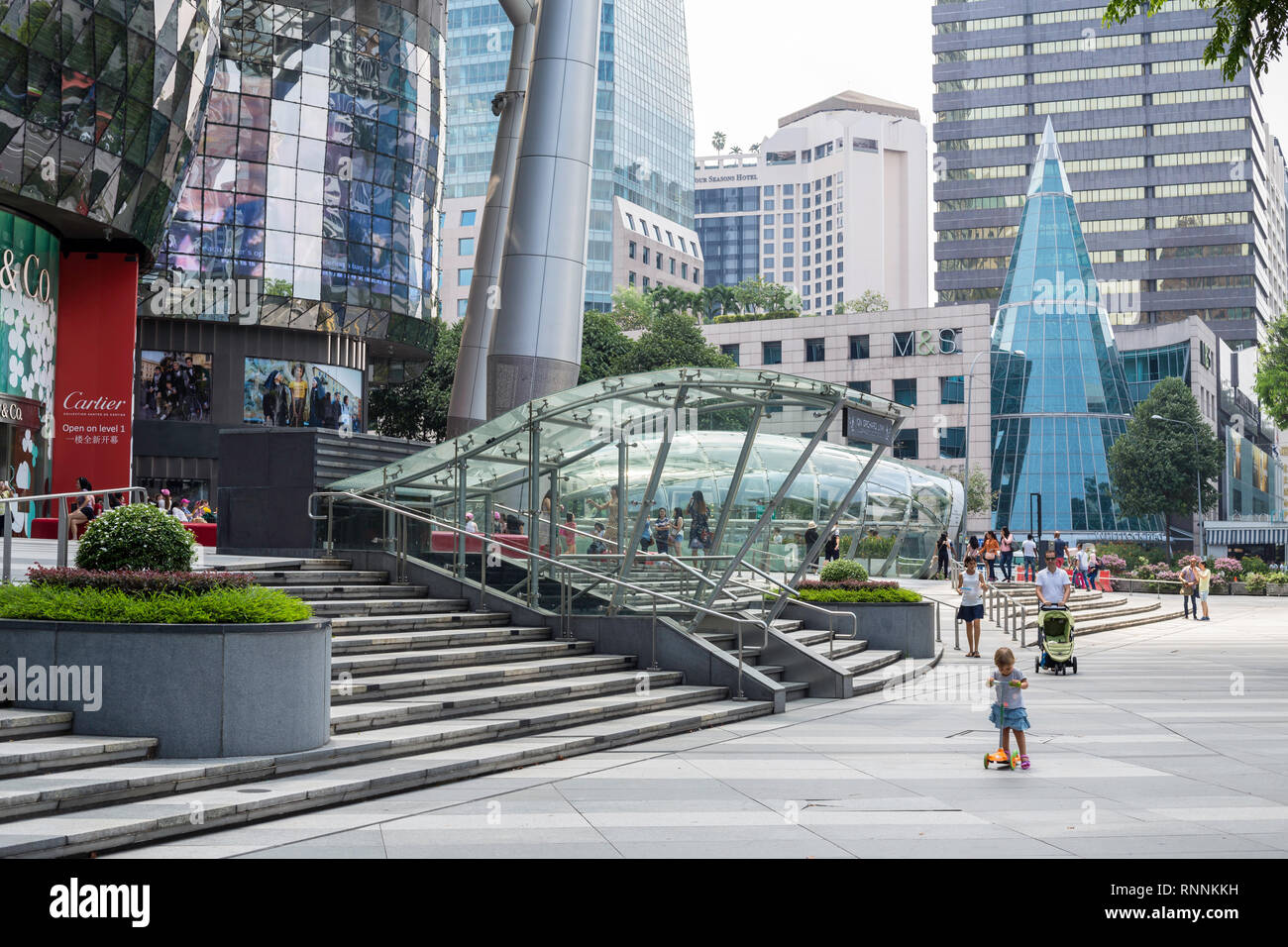 De Singapour, Orchard Road, scène de rue, ION Mall Area sur la gauche. Banque D'Images