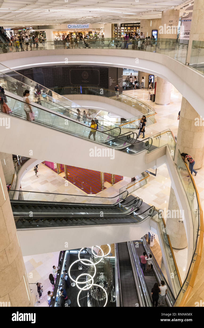 Ion Orchard Road de Singapour, l'intérieur du centre commercial. Banque D'Images