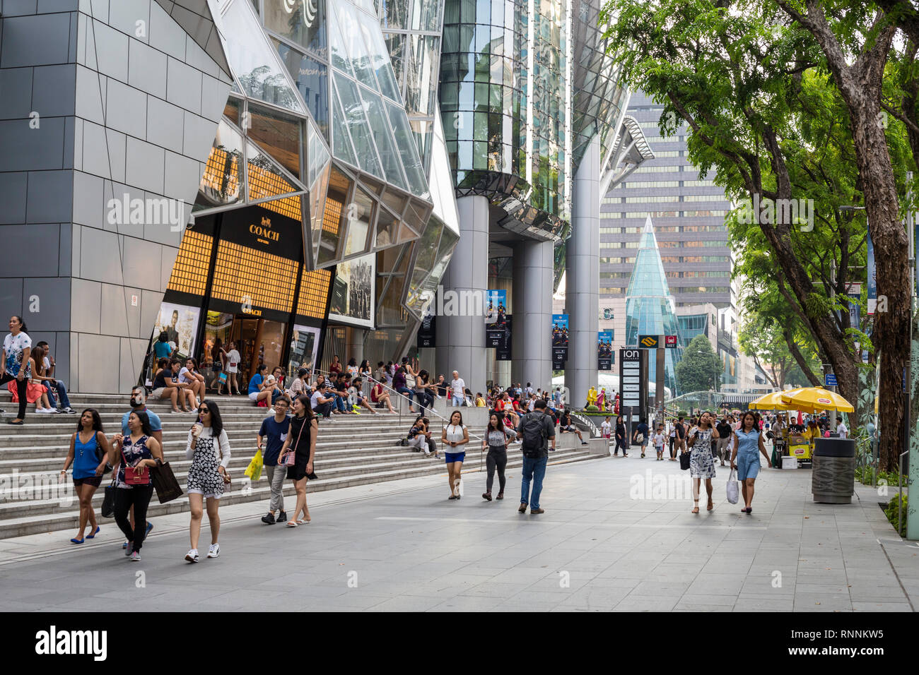 De Singapour, Orchard Road, scène de rue, les gens de l'extérieur du centre commercial d'ions. Banque D'Images