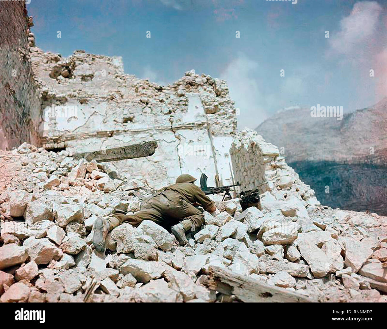 La campagne d'Italie, mai 1944. Un soldat britannique avec une mitrailleuse légère Bren dans les ruines de Monte Cassino. Banque D'Images