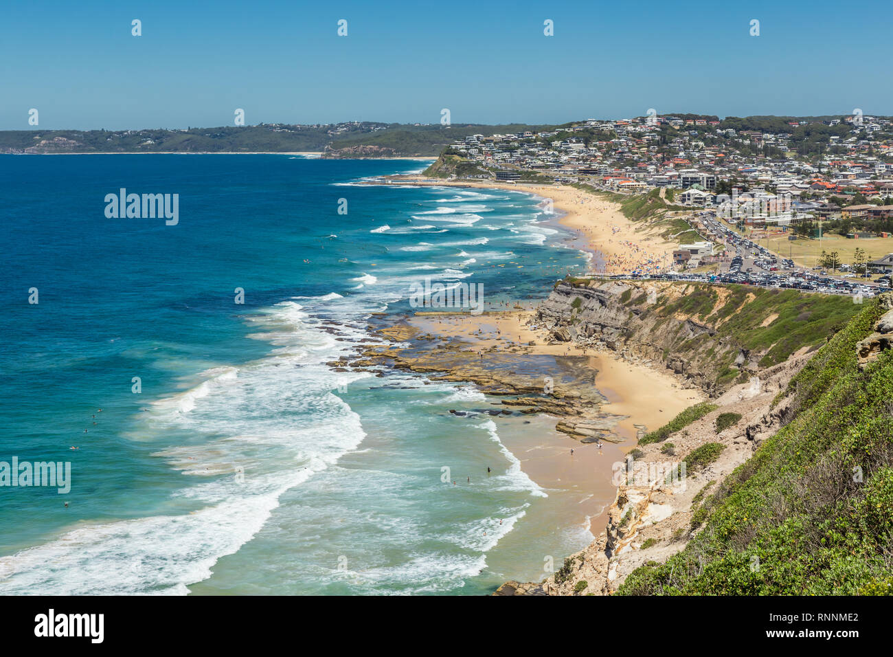 Vue aérienne de la plage de Bar, Newcastle, NSW, Australie, montrant la plage et surf. Banque D'Images