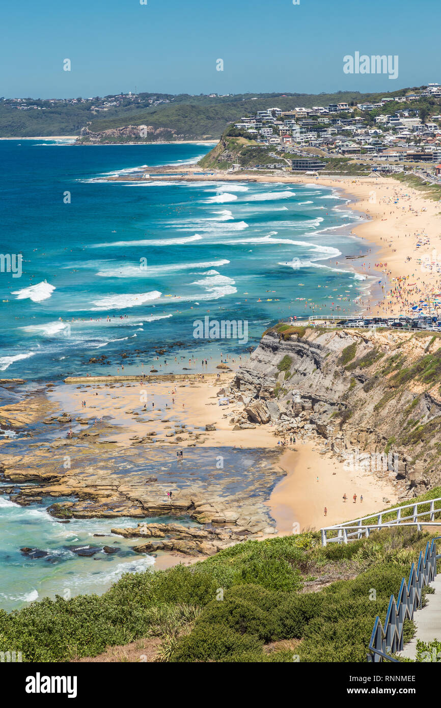 Vue aérienne de la plage de Bar, Newcastle, NSW, Australie, montrant la plage et surf. Banque D'Images