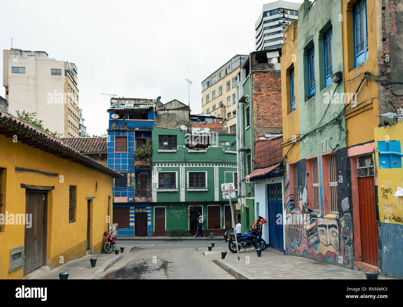 Vues rue colorés avec de vieilles maisons dans la Candelaria, le quartier historique de Bogota, en Colombie. Sep 2018 Banque D'Images