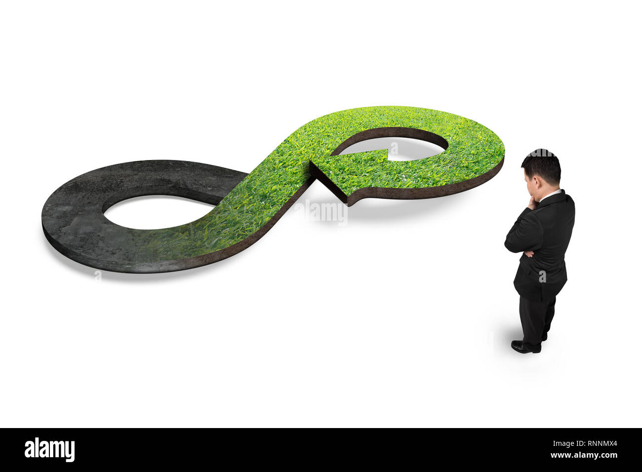 Concept d'économie circulaire verte. L'homme à la flèche au symbole de l'infini avec de l'herbe, isolé sur blanc. Banque D'Images