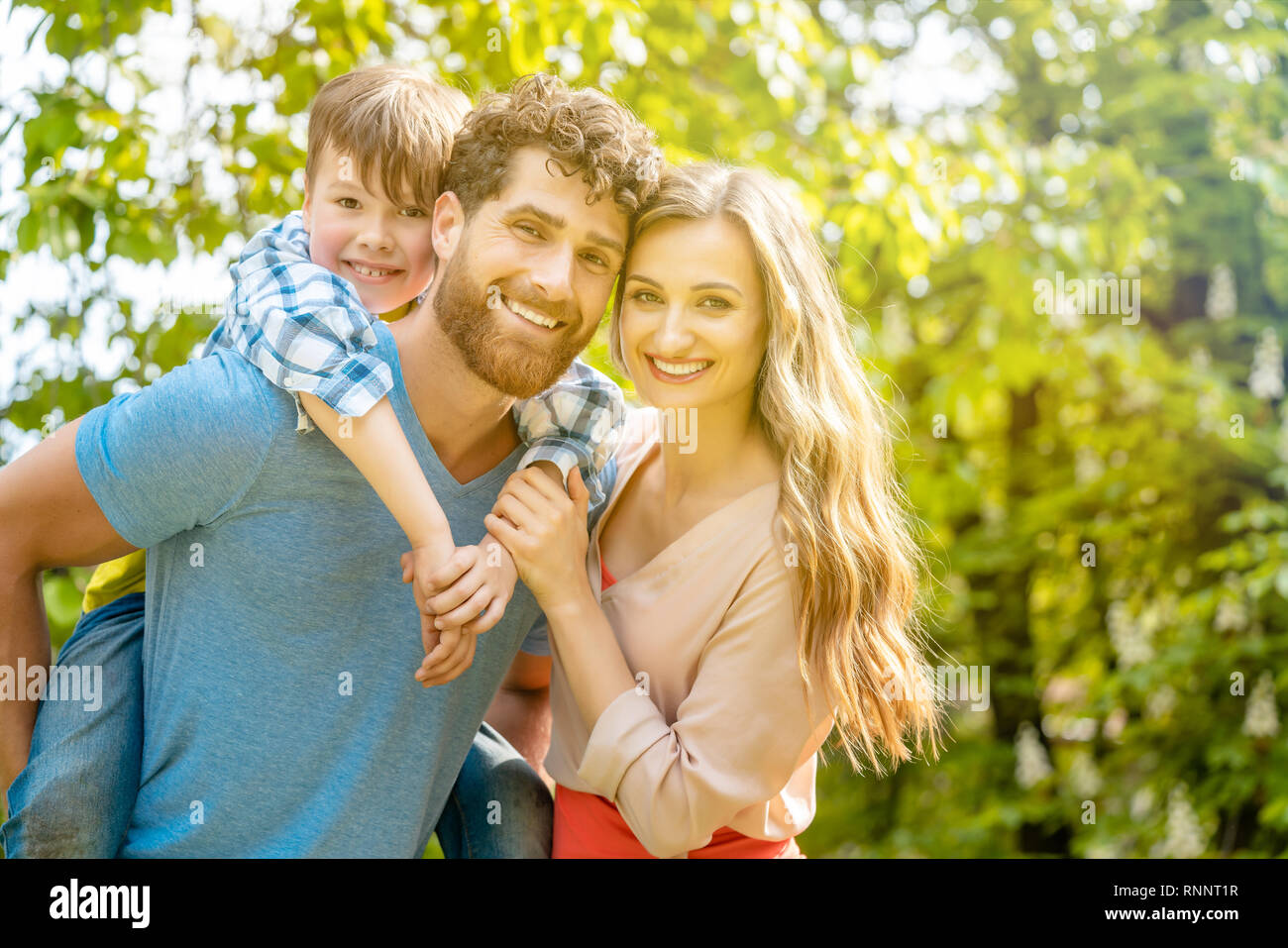 Famille de mère, père et fils dans l'humeur ludique Banque D'Images