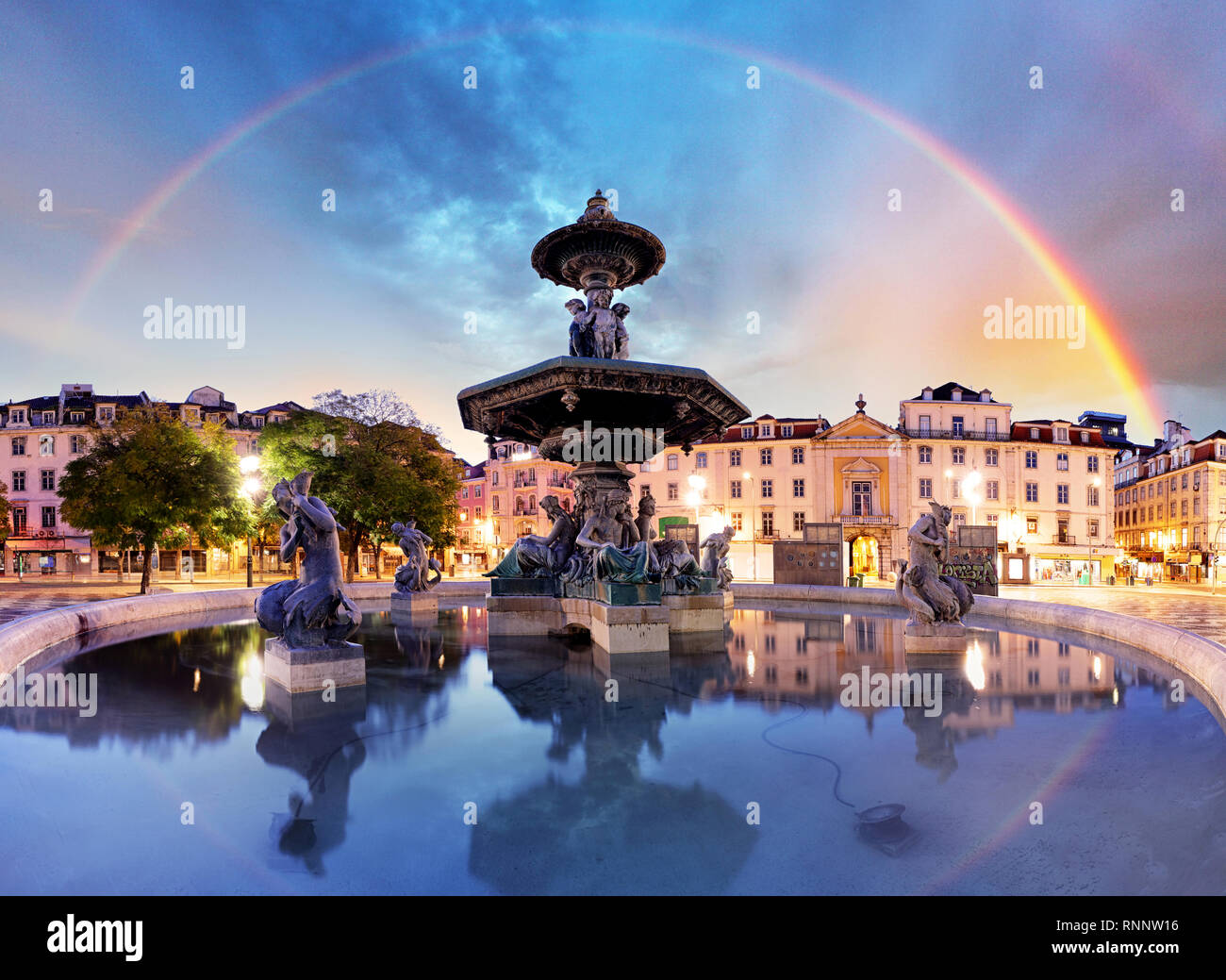 Arc-en-ciel sur la place Rossio à Lisbonne Portugal Banque D'Images