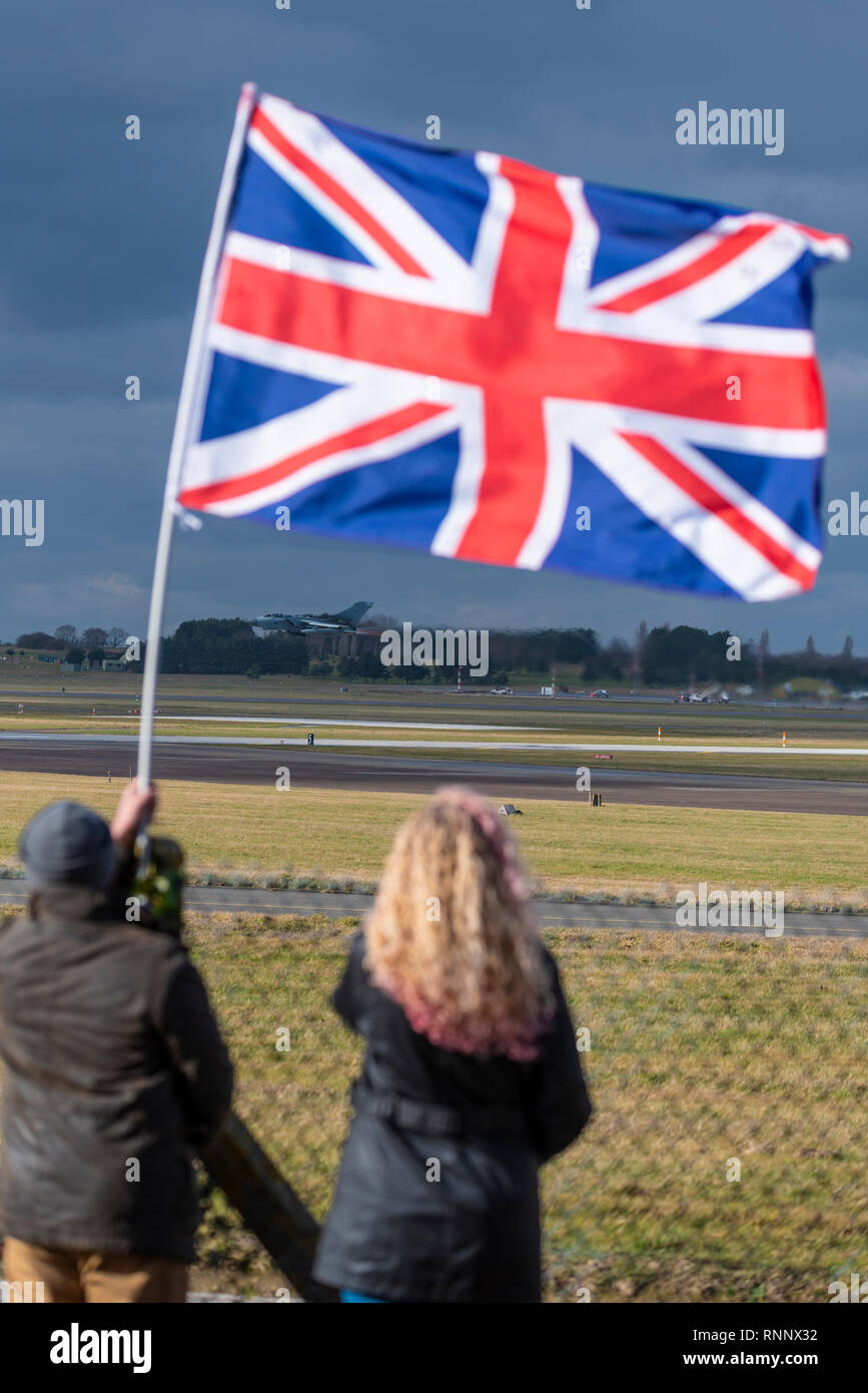 Panavia Tornado Gr4 trois avions ont commencé leur tournée d'adieu le Royaume-Uni avant l'avion vétéran sortant de service avec la RAF. Les passionnés de l'aviation les voir en brandissant un drapeau Union Jack Banque D'Images