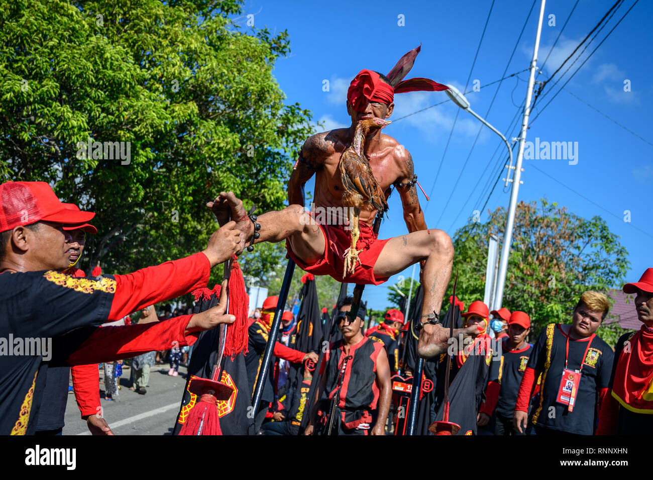 Singakawang, Indonésie. Feb 19, 2019. Une scène vu Tatung lors de la Cap Rendez-meh célébration du festival. L'art ancien du Tatung, qui est une partie de la Pac Rendez-Meh Festival, est soupçonné d'avoir un mauvais esprit qui peut affecter la vie des gens. La Pac Rendez-Meh Festival a également connu sous le nom de Fête des lanternes est célébré le 15e jour de l'Année lunaire chinoise et elle marque la fin de la fête du Nouvel An chinois. Credit : SOPA/Alamy Images Limited Live News Banque D'Images