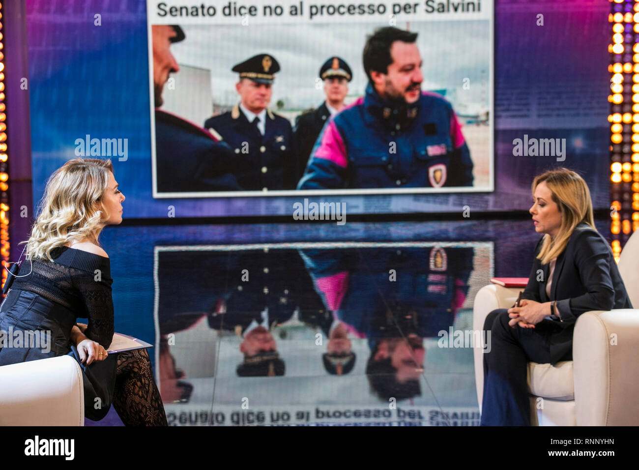 Milan, Italie. Feb 19, 2019. Photo Stefano De Grandis - LaPresse 19-02-2019- Milan - Italie La politique Giorgia Meloni invité à l'après-midi cinq Nella foto : Barbara d'Urso e Giorgia Meloni Crédit : LaPresse/Alamy Live News Banque D'Images