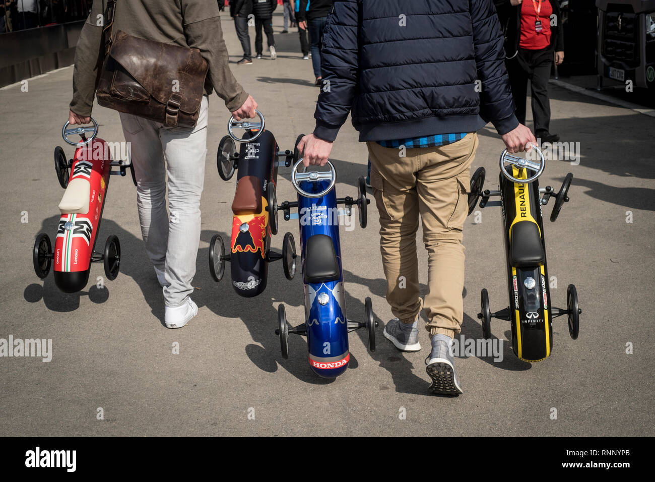 Barcelone, Espagne. Feb 19, 2019.Toy Cars émulant les équipes de Formule 1 sont observés dans la région de Paddock sur le circuit de Catalunya à Montmelo (province de Barcelone) duirng la séance de test de pré-saison. Crédit : Jordi Boixareu/Alamy Live News Banque D'Images