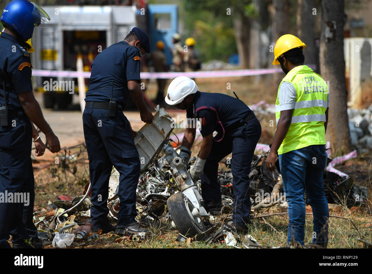 Bangalore, Karnataka, Inde. Feb 19, 2019. Les fonctionnaires sont vus essayer de nettoyer les débris de 1 des 2 Surya Kiran's qui s'est écrasé dans la région de Mysore pendant une séance d'essai avant l'aero-show qui doit commencer demain où 2 pilotes ont été blessés et 1 morts confirmés. Meghana Sastry Crédit : SOPA/Images/ZUMA/Alamy Fil Live News Banque D'Images