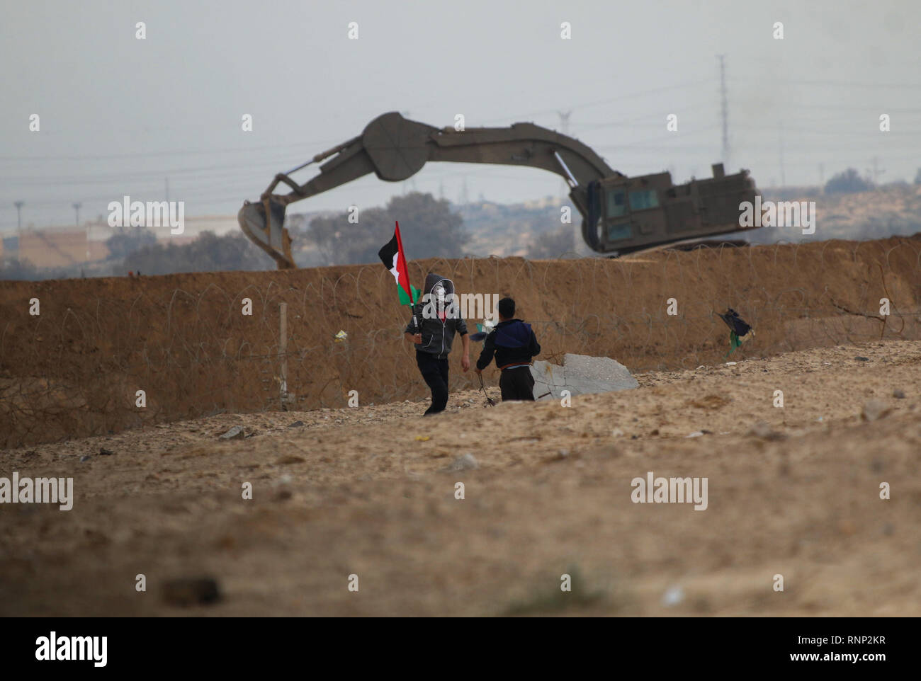 19 février 2019 - La bande de aza, Palestine, 19 février 2019. Certains Palestiniens sont blessés par balles et de gaz lacrymogènes tirés par l'armée israélienne sur la côte nord-ouest de Beit Lahiya, dans le nord de la bande de Gaza, au cours de leur 24ème manifestation hebdomadaire contre le blocus israélien sur la bande de Gaza. Une flottille de la liberté formée de bateaux Gaza hissé le drapeau palestinien d'eaux au large de Gaza. Les Palestiniens de Gaza ont été staging manifestations hebdomadaires dans le nord de la bande de Gaza depuis près d'un an pour protester contre le blocus naval de 12 ans, ce qui a limité la permitt Banque D'Images