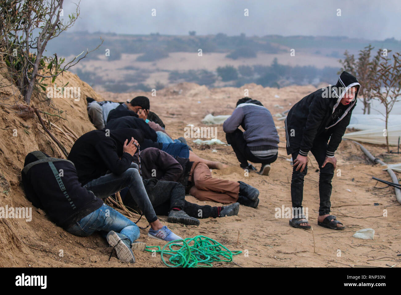 19 février 2019 - La bande de aza, Palestine, 19 février 2019. Certains Palestiniens sont blessés par balles et de gaz lacrymogènes tirés par l'armée israélienne sur la côte nord-ouest de Beit Lahiya, dans le nord de la bande de Gaza, au cours de leur 24ème manifestation hebdomadaire contre le blocus israélien sur la bande de Gaza. Une flottille de la liberté formée de bateaux Gaza hissé le drapeau palestinien d'eaux au large de Gaza. Les Palestiniens de Gaza ont été staging manifestations hebdomadaires dans le nord de la bande de Gaza depuis près d'un an pour protester contre le blocus naval de 12 ans, ce qui a limité la permitt Banque D'Images