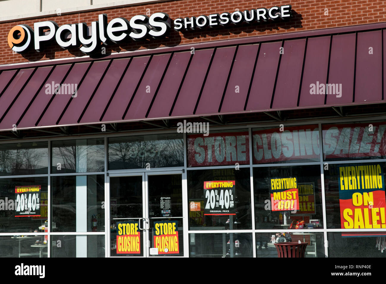 Fredericksburg, USA. Feb 19, 2019. Un logo et inscription "mémoriser" Clôture signe extérieur d'un Payless Shoes store à Fredericksburg, en Virginie, le 19 février 2019. Le détaillant, face à sa deuxième faillite depuis 2017, annoncé la fermeture de tous ses magasins en Amérique du Nord. Credit : Kristoffer Tripplaar/Alamy Live News Banque D'Images