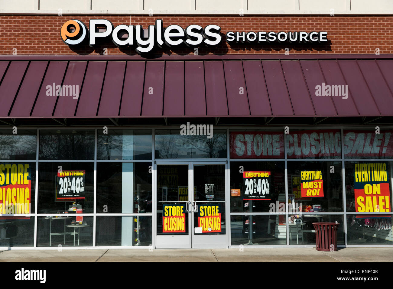 Fredericksburg, USA. Feb 19, 2019. Un logo et inscription "mémoriser" Clôture signe extérieur d'un Payless Shoes store à Fredericksburg, en Virginie, le 19 février 2019. Le détaillant, face à sa deuxième faillite depuis 2017, annoncé la fermeture de tous ses magasins en Amérique du Nord. Credit : Kristoffer Tripplaar/Alamy Live News Banque D'Images