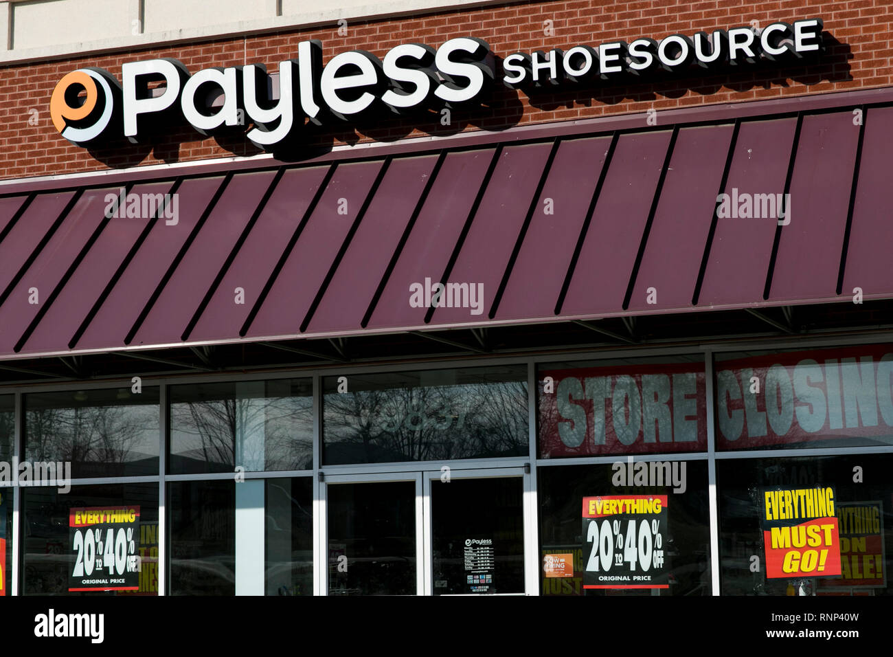 Fredericksburg, USA. Feb 19, 2019. Un logo et inscription "mémoriser" Clôture signe extérieur d'un Payless Shoes store à Fredericksburg, en Virginie, le 19 février 2019. Le détaillant, face à sa deuxième faillite depuis 2017, annoncé la fermeture de tous ses magasins en Amérique du Nord. Credit : Kristoffer Tripplaar/Alamy Live News Banque D'Images