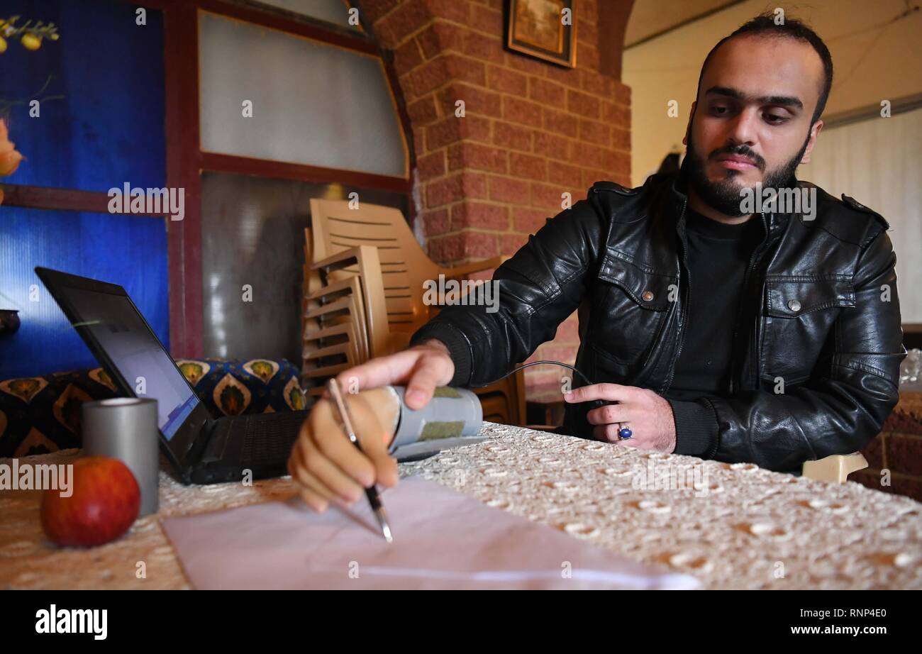 (190220) -- HAMA, 20 février 2019 (Xinhua) -- Ali Bakeer teste une prothèse de main conçu pour les amputés à Rabia de Hama Syrie centrale, la province, le 18 février, 2019. Ali Bakeer, un étudiant en ingénierie médicale en Syrie, a mis au point une prothèse de main destiné à aider les personnes handicapées qui ont subi des blessures pendant la guerre. Né dans la ville de Rabia dans la province centrale de Hama, le jeune homme de 22 ans, qui est un étudiant de troisième année, a déclaré qu'il avait un fort intérêt pour l'électronique comme un garçon. L'idée de créer la prothèse de la main a été motivée par les besoins des blessés pendant la guerre, accordi Banque D'Images