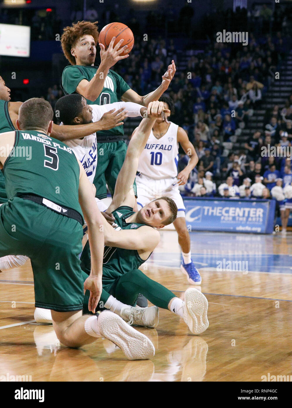 19 févr. 2019 : l'Ohio Bobcats guard Jason Preston (0) tente de trouver la poignée sur une balle lâche comme il batailles avec les bisons mâles guard Dontay Caruthers (22) et le lynx roux guard Connor Murrell (10) pour la possession au cours de la deuxième moitié de jouer dans le jeu de basket-ball de NCAA entre les Bobcats de l'Ohio et Buffalo Bulls à Alumni Arena à Amherst, N.Y. (Nicholas T. LoVerde/Cal Sport Media) Banque D'Images