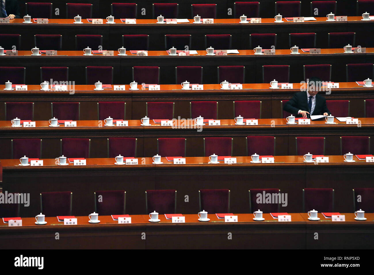Beijing, Chine. Mar 20, 2018. Un délégué se prépare pour le président chinois Xi Jinping a prononcé devant les délégués du gouvernement de la Chine lors de la session de clôture de l'Assemblée populaire nationale (APN) dans le Grand Hall du Peuple à Beijing, le 20 mars 2018. Xi a prononcé un discours nationaliste avec ferveur pour le congrès, la peinture la Chine comme l'augmentation de puissance mondiale. Credit : Todd Lee/ZUMA/ZUMAPRESS.com/Alamy fil Live News Banque D'Images