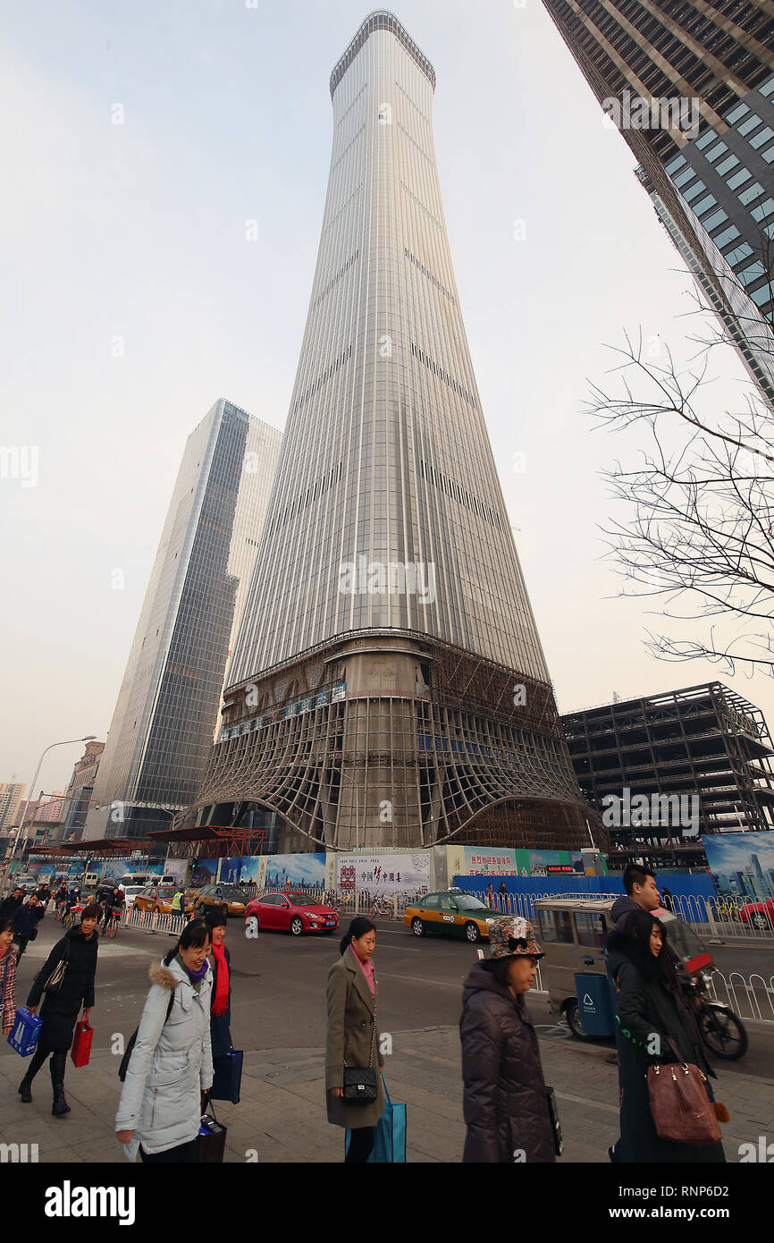 Beijing, Chine. 7 mars, 2018. Le trafic et les piétons passent au travers d'un site de construction massive avec six nouveaux gratte-ciel en construction au centre-ville de Beijing, le 7 mars 2018. La Chine, l'un des plus gros producteurs d'acier en raison de l'essor de la construction, dit qu'il est compatible avec d'autres pays pour contrer l'impact de nouveaux tarifs sur l'acier par le président américain Donald Trump. Credit : Todd Lee/ZUMA/ZUMAPRESS.com/Alamy fil Live News Banque D'Images