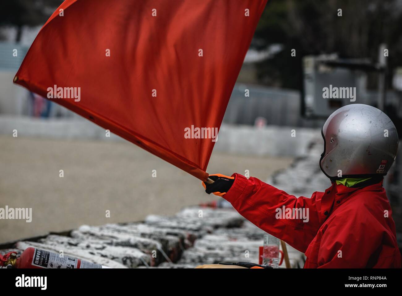 Barcelone, Espagne. Feb 20, 2019. Un maréchal vagues un drapeau rouge pendant trois jours de l'hiver Formule 1 essais au Circuit de Catalunya Crédit : Matthias Rickenbach/Alamy Live News Banque D'Images