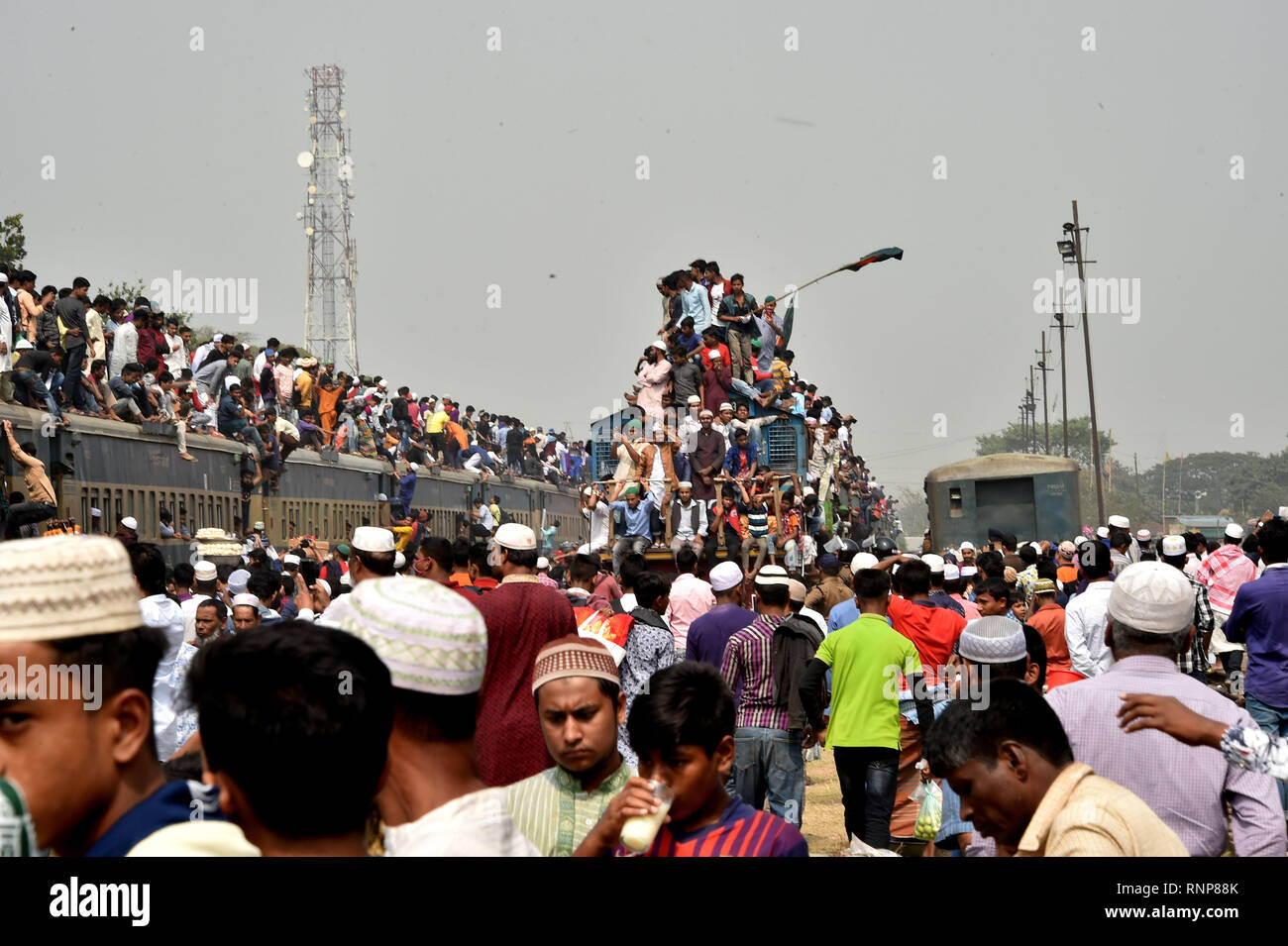 Dhaka, Bangladesh. Feb 19, 2019. Un train part de station après la conclusion de la prière au lieu Ijtema à Tongi, dans la banlieue de Dhaka, Bangladesh, le 19 février, 2019. La congrégation musulmane annuelle au Bangladesh a conclu mardi avec les dévots prient pour la paix mondiale, la prospérité et l'harmonie fraternelle. Credit : Stringer/Xinhua/Alamy Live News Banque D'Images