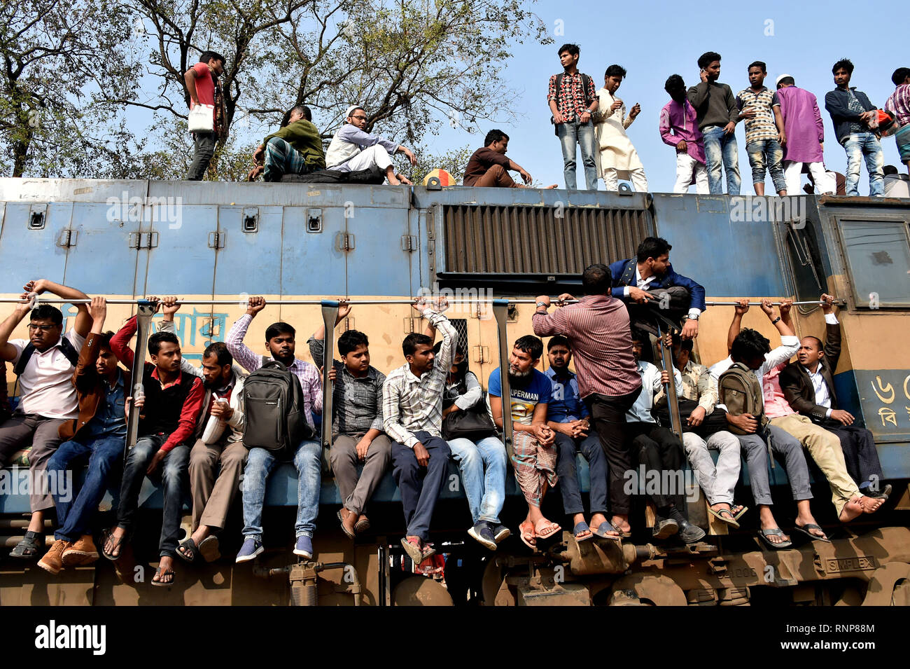 Dhaka, Bangladesh. Feb 19, 2019. Un train part de station après la conclusion de la prière au lieu Ijtema à Tongi, dans la banlieue de Dhaka, Bangladesh, le 19 février, 2019. La congrégation musulmane annuelle au Bangladesh a conclu mardi avec les dévots prient pour la paix mondiale, la prospérité et l'harmonie fraternelle. Credit : Stringer/Xinhua/Alamy Live News Banque D'Images