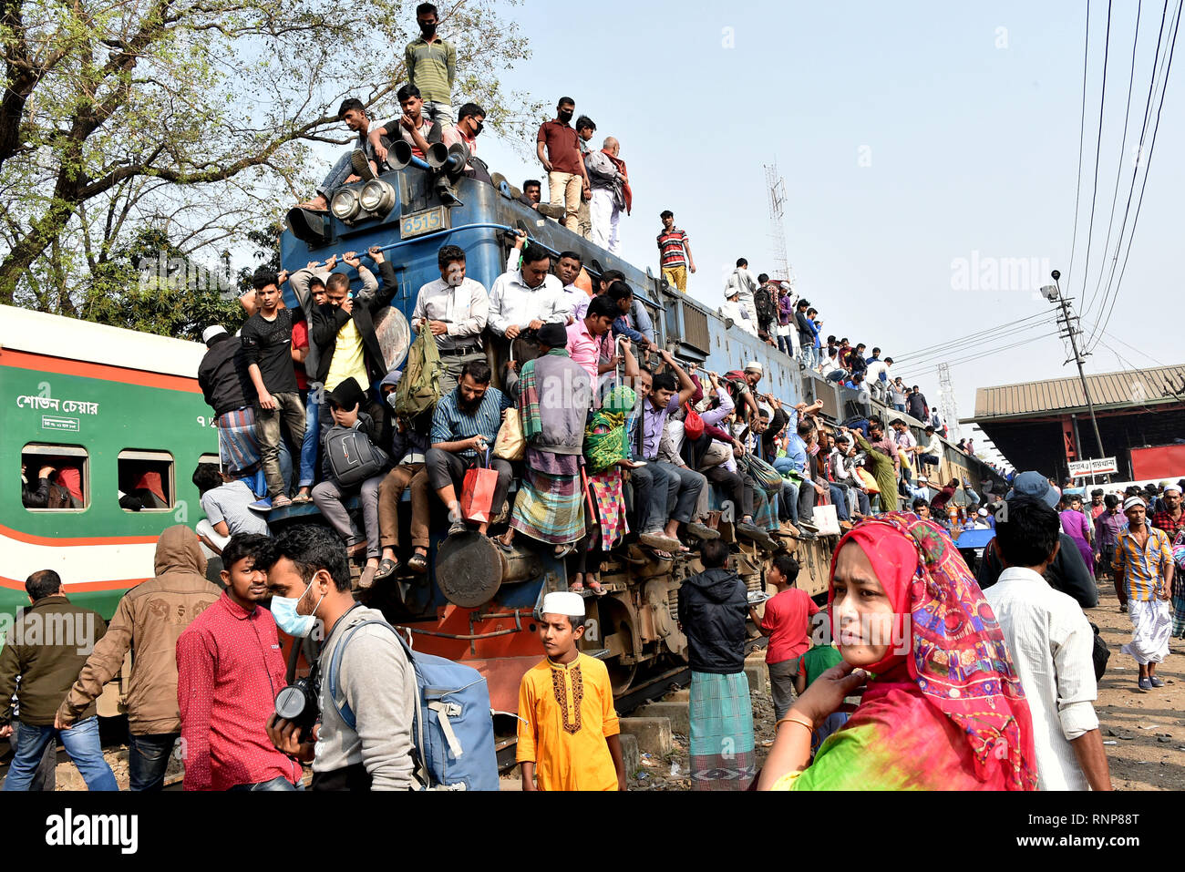 Dhaka, Bangladesh. Feb 19, 2019. Un train part de station après la conclusion de la prière au lieu Ijtema à Tongi, dans la banlieue de Dhaka, Bangladesh, le 19 février, 2019. La congrégation musulmane annuelle au Bangladesh a conclu mardi avec les dévots prient pour la paix mondiale, la prospérité et l'harmonie fraternelle. Credit : Stringer/Xinhua/Alamy Live News Banque D'Images