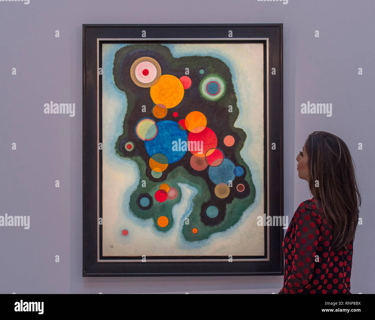 Sotheby's, New Bond Street, London, UK. 20 Février, 2019. Un rassemblement des plus grands. Exception Les oeuvres de Monet, Picasso, Magritte, Rodin, Degas, Chagall, Kandinsky, Miró et Man Ray ensemble à Sotheby's à venir de l'impressionisme, moderne et d'art surréaliste le 26 février 2019. Image : ère Bauhaus art. Vassily Kandinsky. Vertiefte Regung (Approfondi Impulse), 1928. Estimation £5,500,000-7,500 000. Malcolm Park/Alamy Live News. Banque D'Images Sotheby's, New Bond Street, London, UK. 20 Février, 2019. Un rassemblement des plus grands. Exception Les oeuvres de Monet, Picasso, Magritte, Rodin, Degas, Chagall, Kandinsky, Miró et Man Ray ensemble à Sotheby's à venir de l'impressionisme, moderne et d'art surréaliste le 26 février 2019. Image : ère Bauhaus art. Vassily Kandinsky. Vertiefte Regung (Approfondi Impulse), 1928. Estimation £5,500,000-7,500 000. Malcolm Park/Alamy Live News. Banque D'Images