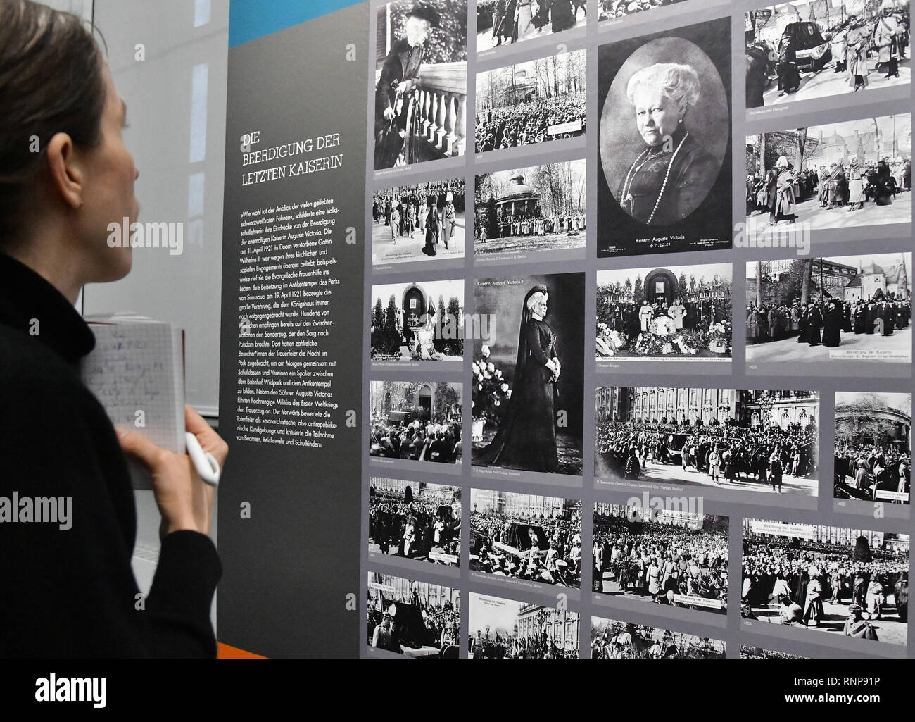 Potsdam, Allemagne. Feb 20, 2019. Photos des funérailles de la dernière impératrice font partie de la nouvelle exposition spéciale d'une contestation des moyens de la modernité. Histoires de Potsdam Babelsberg et 1914-1945'. L'exposition se tiendra du 23 février au 23 juin 2019. Crédit : Bernd Settnik/dpa-Zentralbild/ZB/dpa/Alamy Live News Banque D'Images