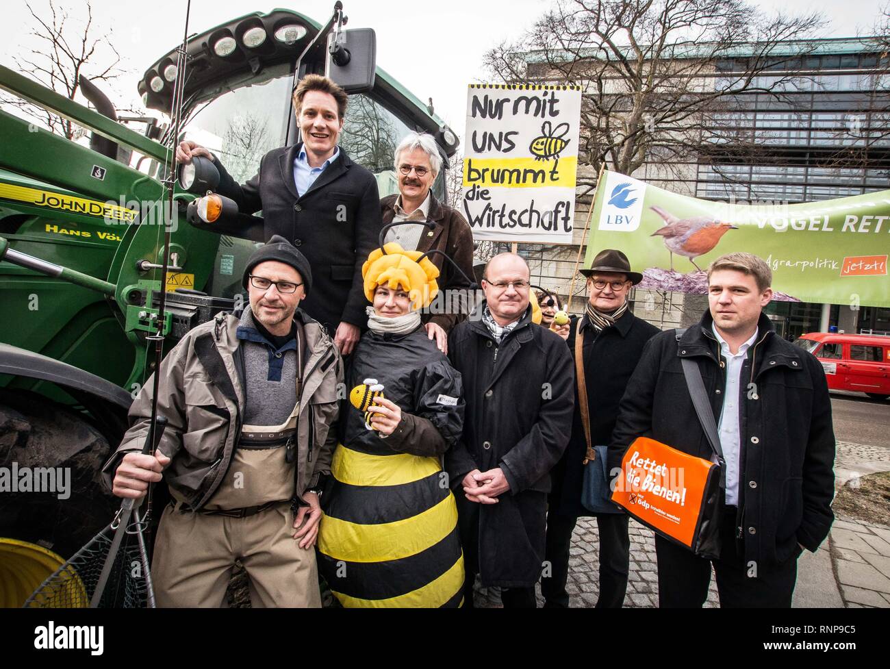 Munich, Bavière, Allemagne. Feb 20, 2019. Le Dr Norbert Schüller¤vcree (Vorsitzender des LBV Landesbund, fÃ¼r Vogelschutz in Bayern). Ludwig Hartmann (Fraktionsvorsitzender BÃ¼ndnis GrÃ¼nen 90/Die im Bayerischen Landtag). Richard Mergner (Vorsitzender des Bund Naturschutz in Bayern). Après avoir été considérée comme la plus réussie de l'initiative des citoyens dans l'histoire de Bavière, avec plus de 1,7 million de signatures recueillies représentant 18,4  % de la Bavière, les groupes derrière la Volksbegehren Artenvielfalt, alias Enregistrer les abeilles et l'Initiative citoyenne la diversité des espèces continuent leur travail en vue de l'entrée dans l'i Banque D'Images