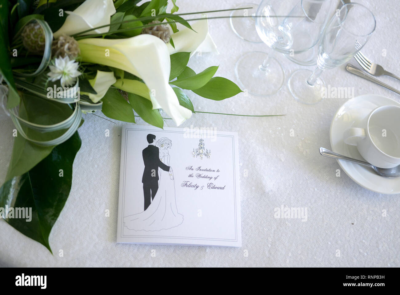 Belle table et décorations Art déco d'un mariage à thème, la palette de couleurs est blanc et vert, c'est lumineux et très subtil Banque D'Images