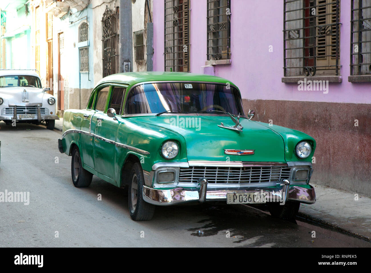 Classic American voiture garée dans la vieille ville de La Havane, Cuba Banque D'Images