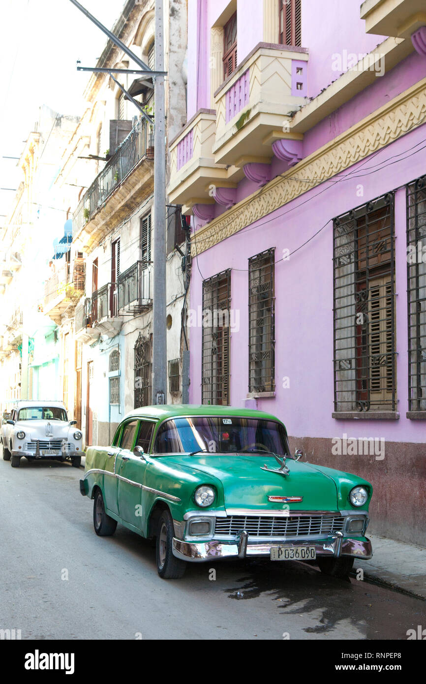 Classic American voiture garée dans la vieille ville de La Havane, Cuba Banque D'Images