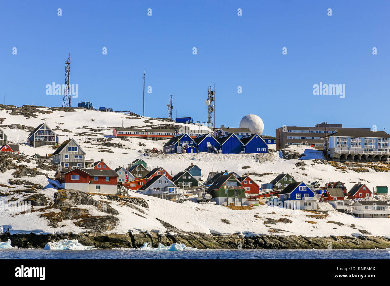 Beaucoup d'Inuits abris et maisons colorées situé sur la côte rocheuse le long du fjord, Nuuk, Groenland ville8 Banque D'Images