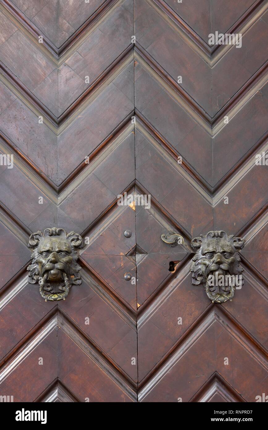 Les têtes de lion heurtoirs de porte, Bolzano, le Tyrol du Sud, Italie Banque D'Images