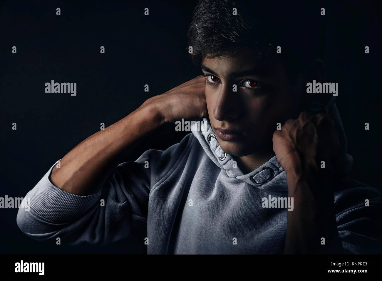 Garçon, adolescent, 14 ans, portrait, studio shot, Allemagne Banque D'Images