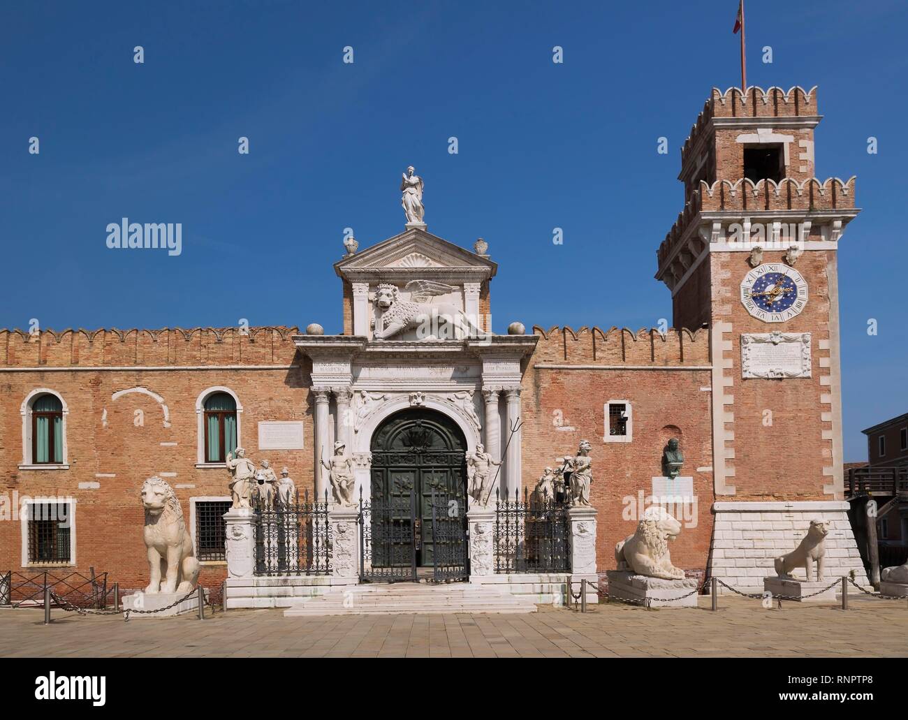 Arsenal de Venise, avec Porta Magna porte d'eau tour de l'horloge, le Campo de l'arsenal Square, quartier de Castello, Venise Banque D'Images