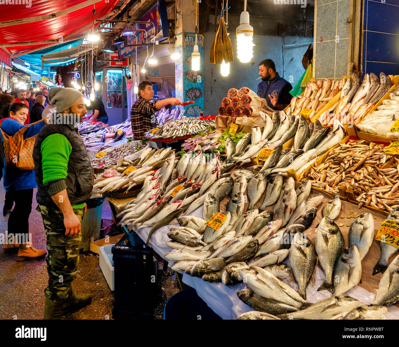 Marché de poisson dans le bazar Kemeraltı, Izmir, Turquie Banque D'Images