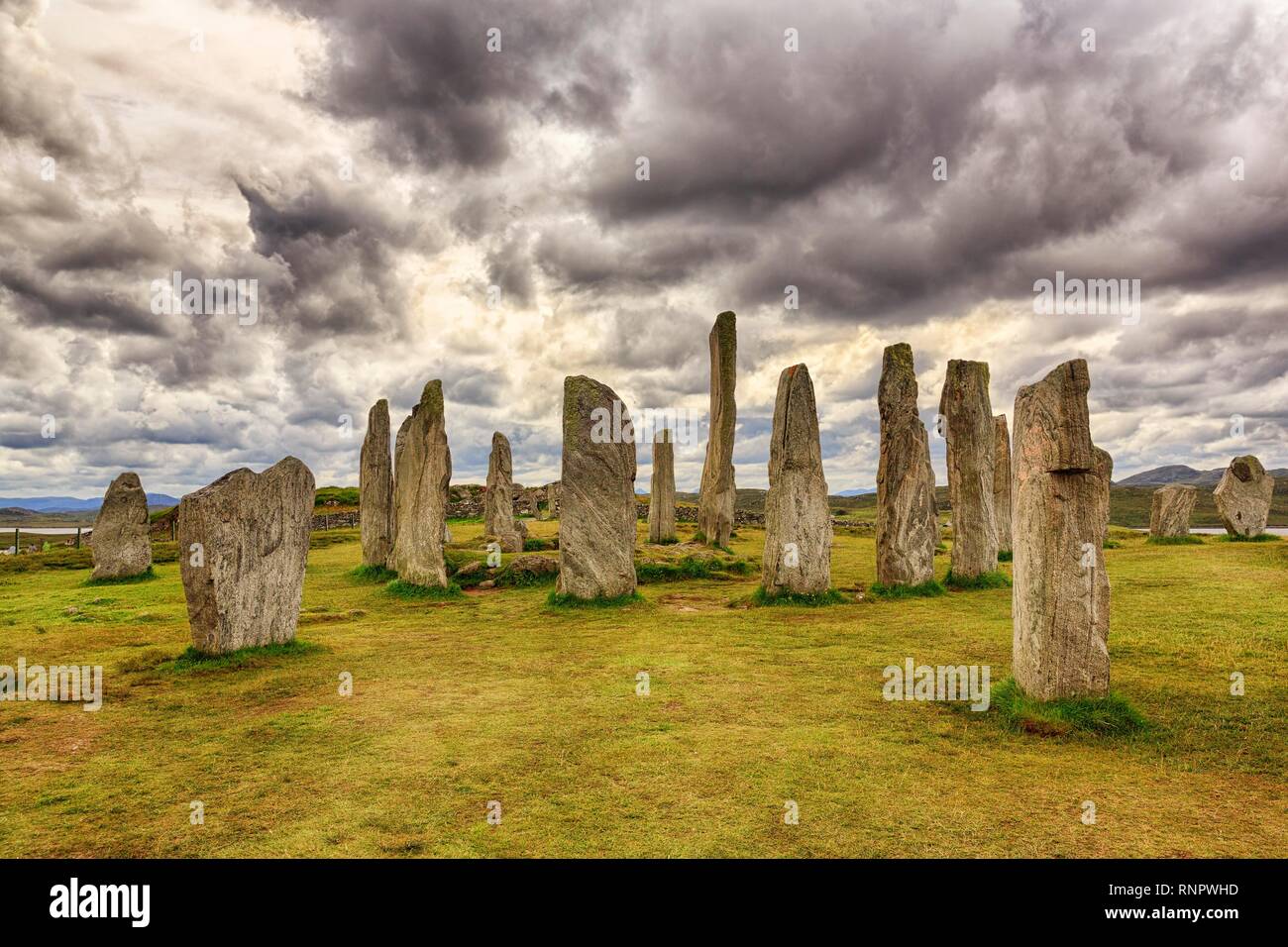 La Formation de Pierre mégalithe Callanish Standing Stones, Stone Circle sous un ciel nuageux, l'île de Lewis et Harris, Outer Hebrides Banque D'Images