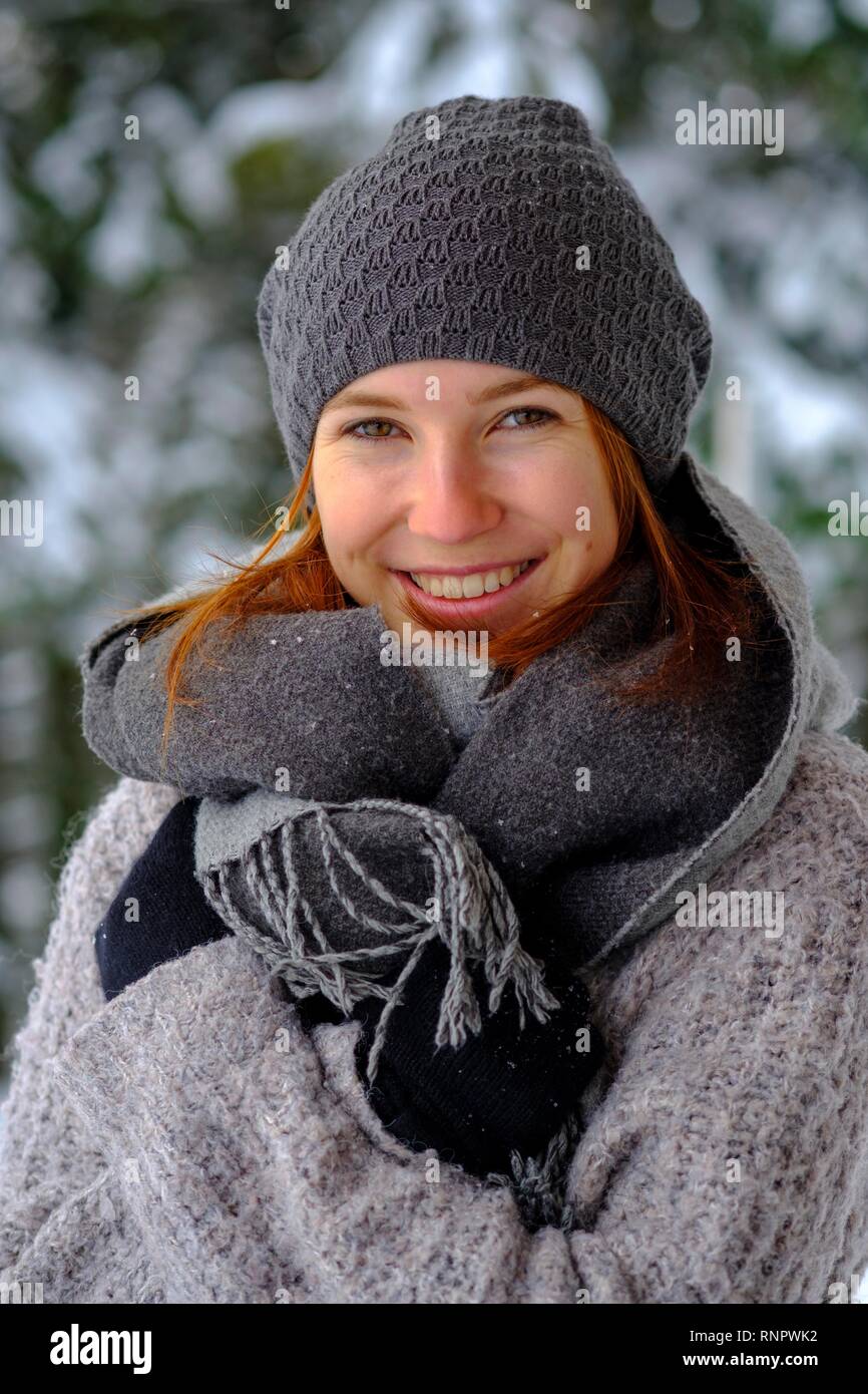 Fille avec le chapeau et écharpe en hiver dans la neige, la Haute-Bavière, Bavière, Allemagne Banque D'Images