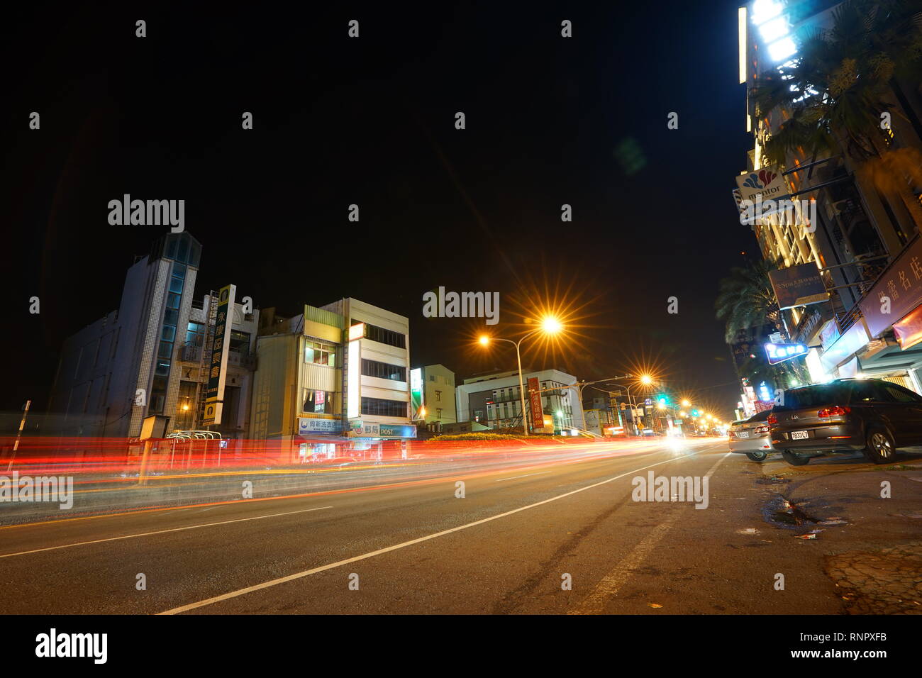 Une longue exposition photo d'un trafic de nuit. Banque D'Images