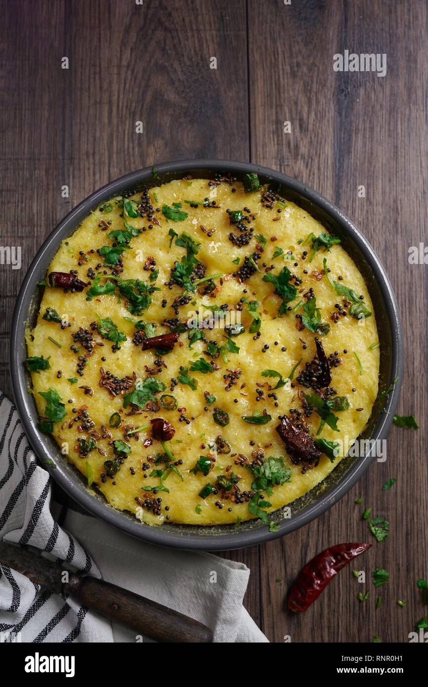Dhokla maison - gâteau de farine de pois chiche cuits à Gujarat, Inde selective focus Banque D'Images