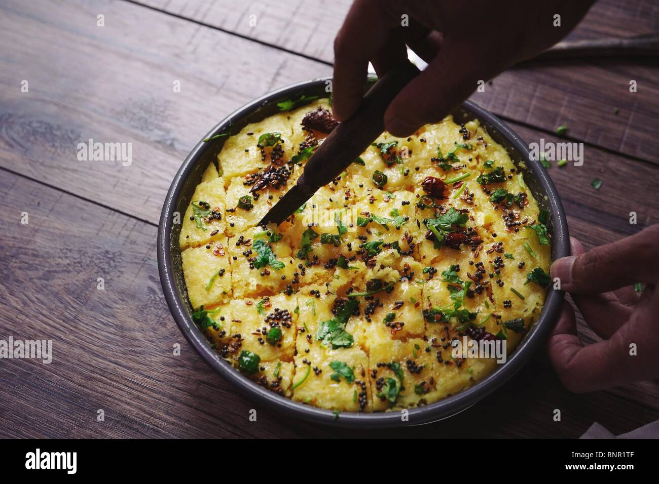 Dhokla maison - gâteau de farine de pois chiche cuits à Gujarat, Inde selective focus Banque D'Images