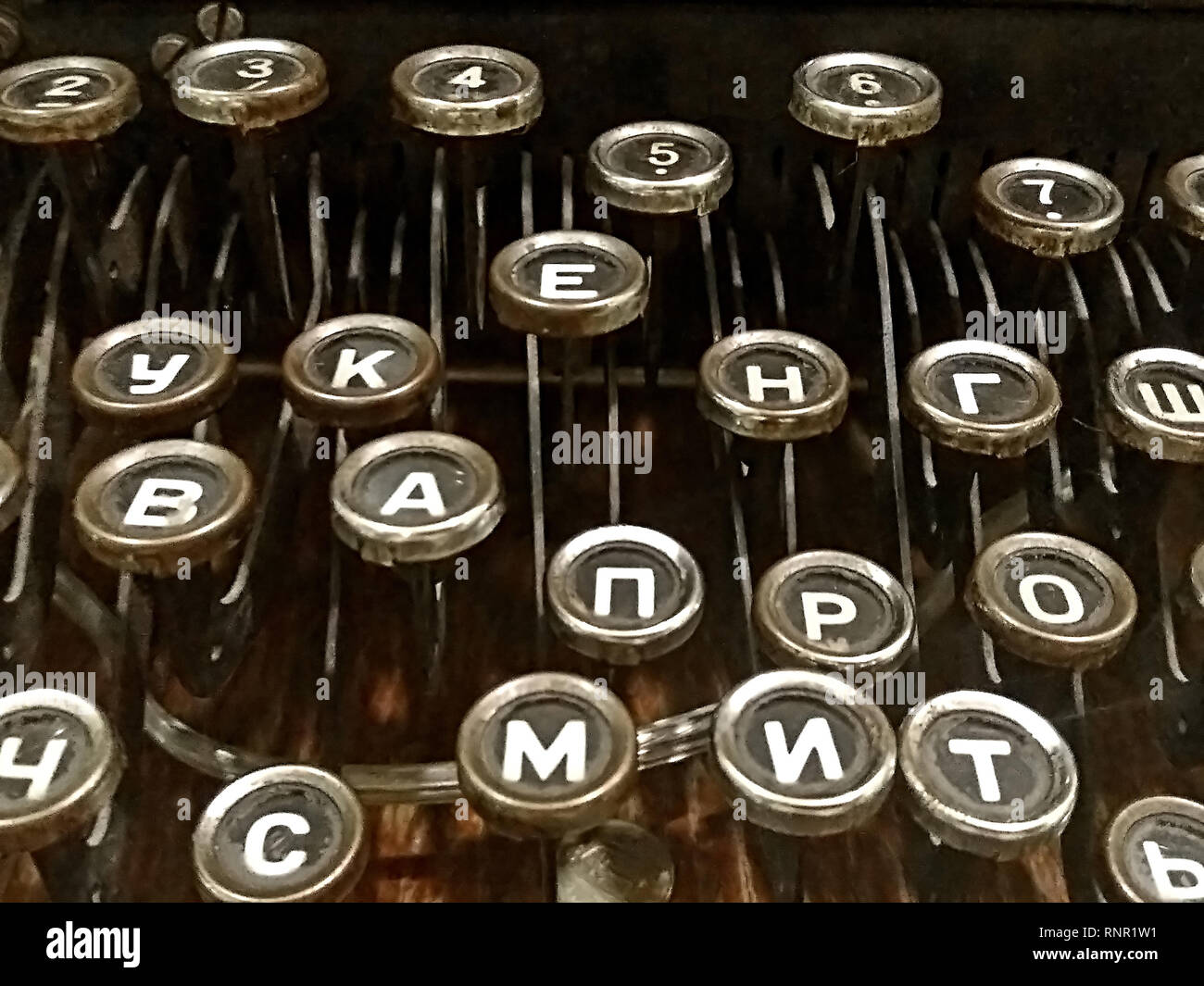 Clavier d'une vieille machine à écrire vintage avec touches cyrillique Banque D'Images