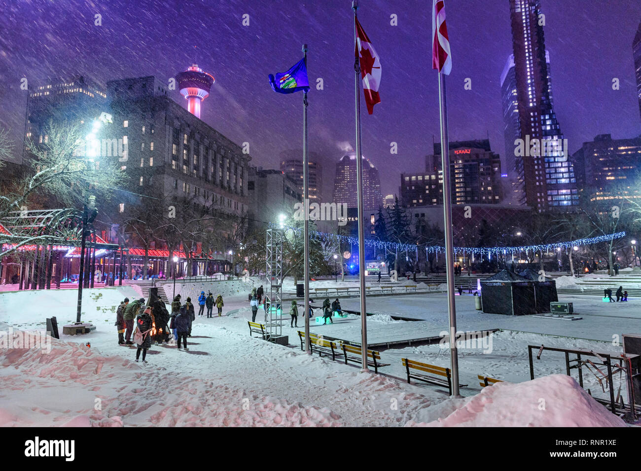 Hiver neige nuit à la Plaza olympique de Calgary Fire Pit. Alberta Canada Banque D'Images