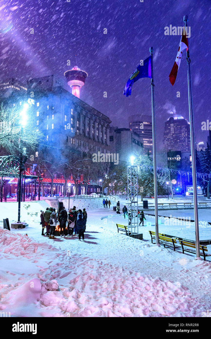 Hiver neige nuit à la Plaza olympique de Calgary Fire Pit. Alberta Canada Banque D'Images