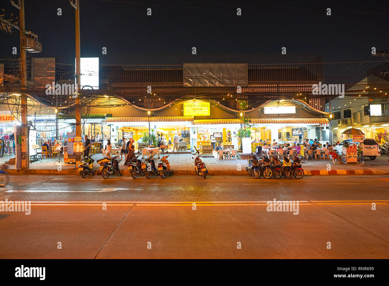 PATTAYA, THAÏLANDE - circa 2016, février : Pattaya la nuit. Pattaya est une ville balnéaire en Thaïlande. Banque D'Images